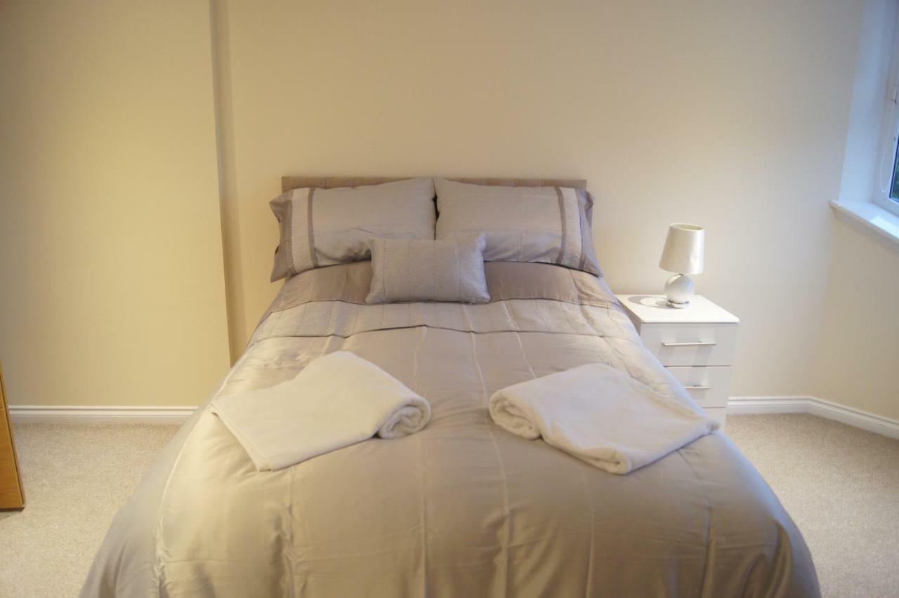 Modern, Cosy Apartment In Bearsden With Private Parking Glasgow Ngoại thất bức ảnh