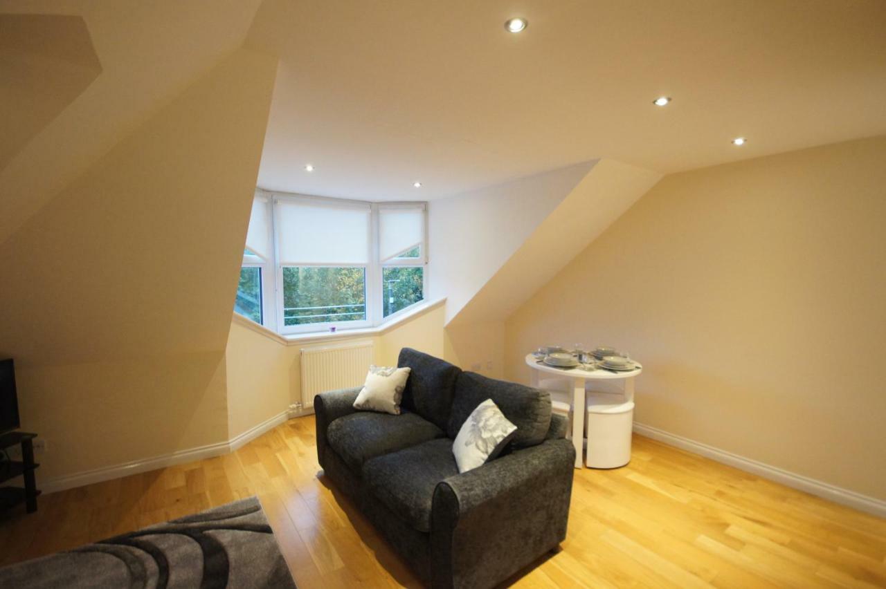 Modern, Cosy Apartment In Bearsden With Private Parking Glasgow Ngoại thất bức ảnh