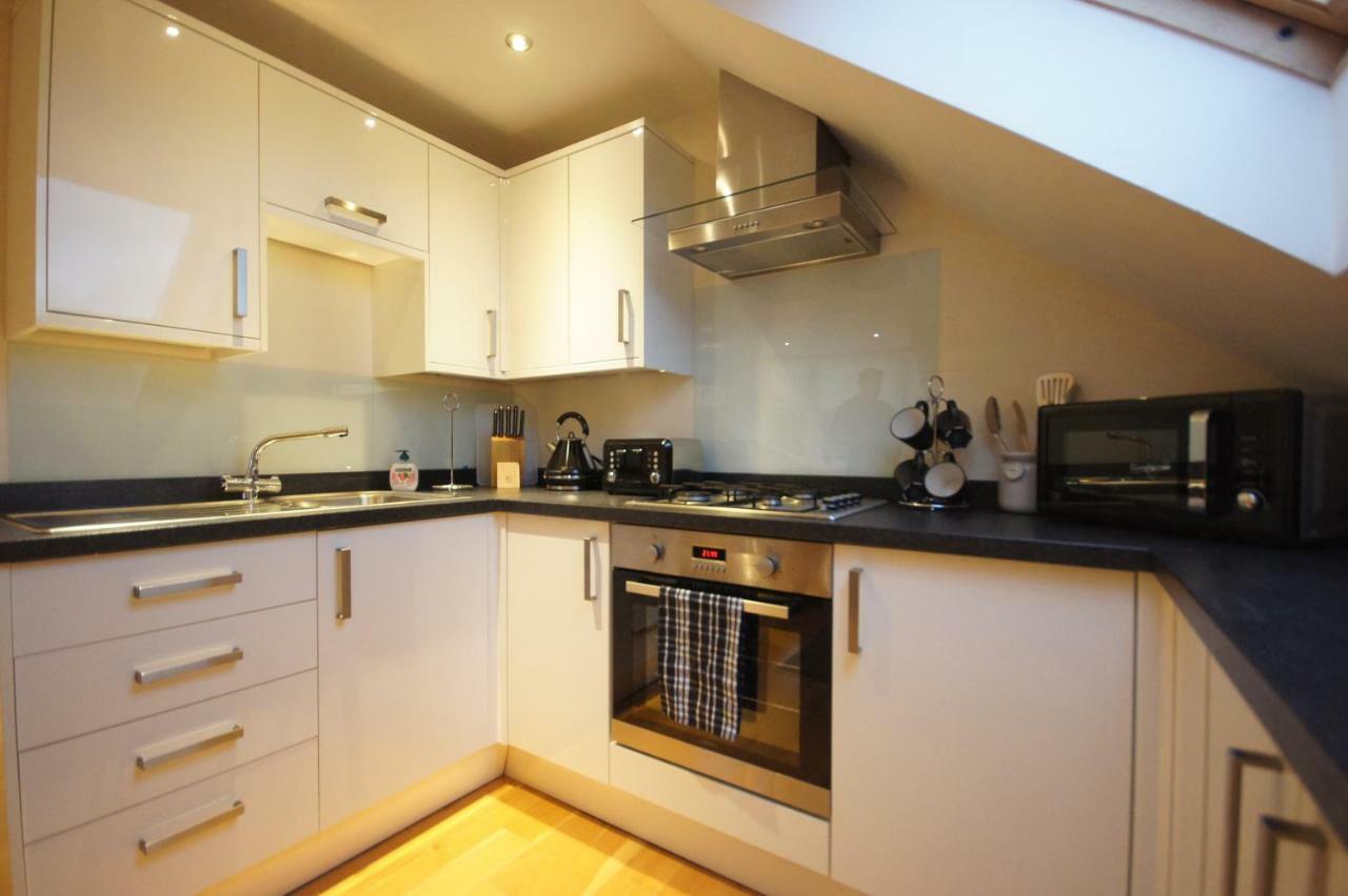 Modern, Cosy Apartment In Bearsden With Private Parking Glasgow Ngoại thất bức ảnh