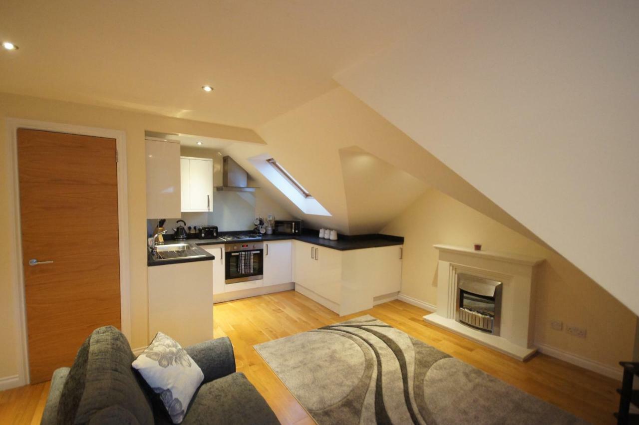 Modern, Cosy Apartment In Bearsden With Private Parking Glasgow Ngoại thất bức ảnh